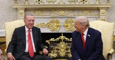 Here is the requested Turkish content: Başlık: Beyaz Saray'dan Dostluk