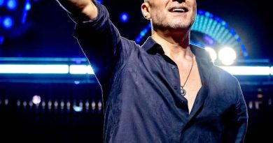 Başlık: Özcan Deniz: İstenmeyen şeyler olabilir İstanbul konserinde sahnede yaptığı