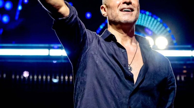 Başlık: Özcan Deniz: İstenmeyen şeyler olabilir İstanbul konserinde sahnede yaptığı