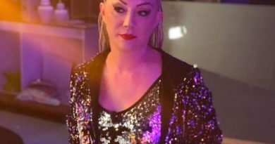 Başlık: Güllü'nün Şüpheli Ölümü: Ünlülerden Yorumlar Güllü'nün Son Anları Kim