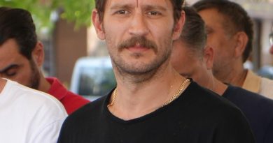 Başlık: Uraz Kaygılaroğlu'nun Acı Günü Ünlü Oyuncunun Babaannesinin Vefatı Ünlü