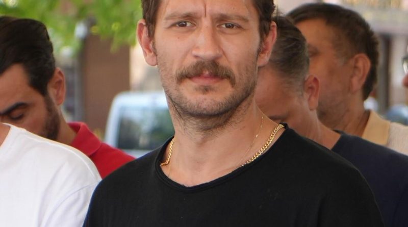 Başlık: Uraz Kaygılaroğlu'nun Acı Günü Ünlü Oyuncunun Babaannesinin Vefatı Ünlü