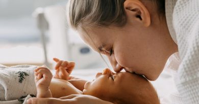 Here is the rewritten text in Turkish: Başlık: Bebekleri Öpmek