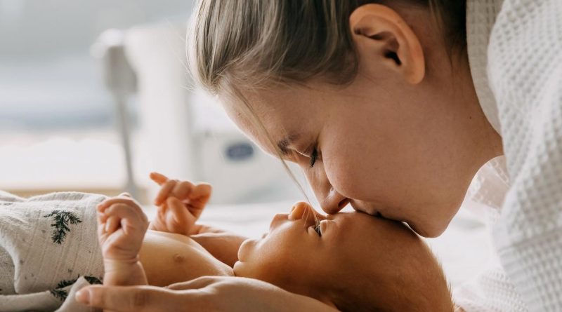 Here is the rewritten text in Turkish: Başlık: Bebekleri Öpmek