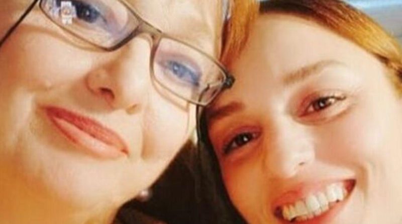 Annemin Cüzdanından Not Çıkma "Acaba annem şu an benimle mi