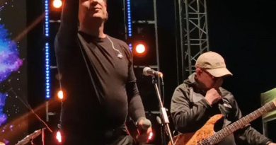 Here is the rewritten content in Turkish: Başlık: Kıraç, Güllü'yü