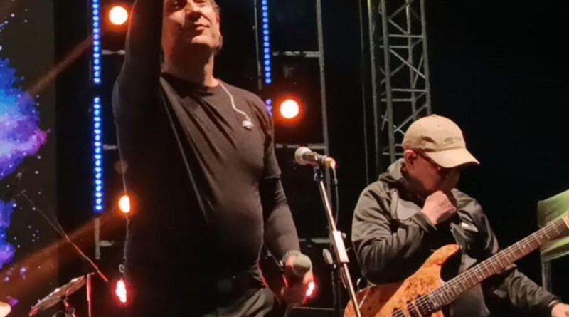 Here is the rewritten content in Turkish: Başlık: Kıraç, Güllü'yü