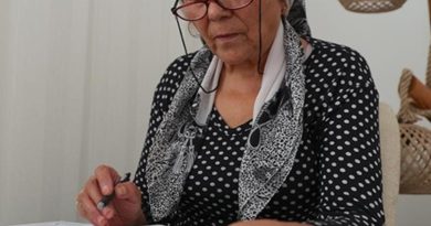 Here is a new attempt: Başlık: Liseden 60 Yaşında Mezun