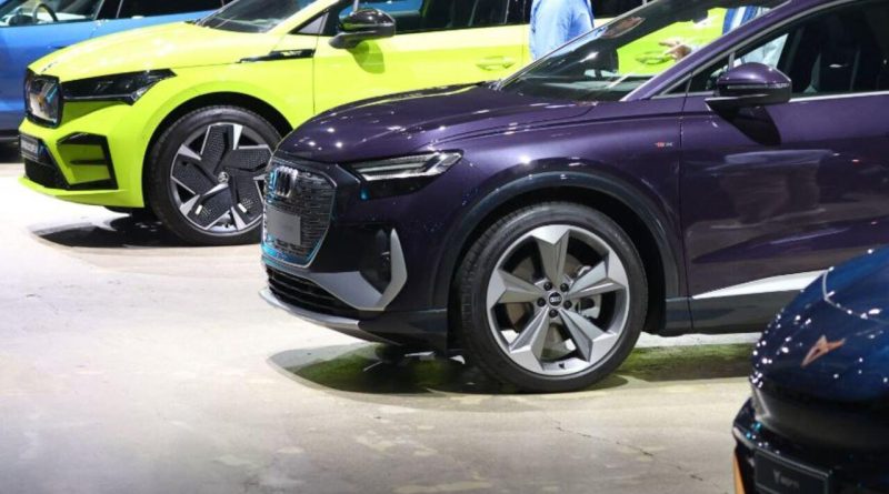 Here is a Turkish text that meets the requirements: Başlık: