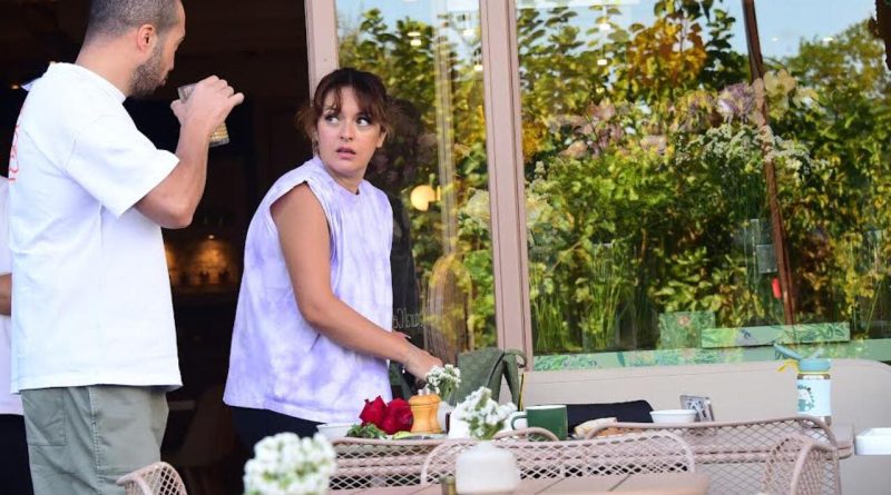 Here is the rewritten text in Turkish: Başlık: Eski Eşler