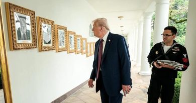 Beyaz Saray'da Otomatik Kalem Fotoğrafı Asıldı Beyaz Saray'da