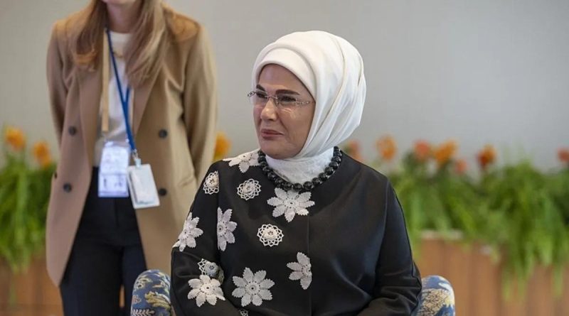 Başlık: Emine Erdoğan, Lider Eşlerinin Onuruna Verdiği Resepsiyona Katıldı Lider