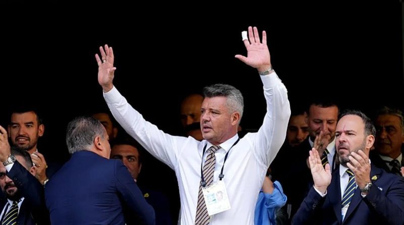 Başlık: Fenerbahçe'nin Yeniden Yönetimi: Sadettin Saran'ın Oyunu İçerik: Fenerbahçe