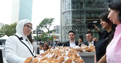 Türkevi'de Simit Standı Ziyareti Türkevi'deki Simit Standını Ziyaret Etti Emine