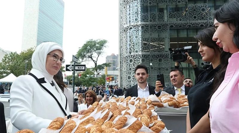 Türkevi'de Simit Standı Ziyareti Türkevi'deki Simit Standını Ziyaret Etti Emine