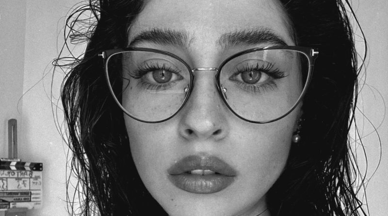 Blok3 ile Aşk Yaşadığı İddia Edilen Cemre Baysel'den Yeni Pozlar