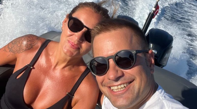 Here is the rewritten text in Turkish: Başlık: Pınar Altuğ,