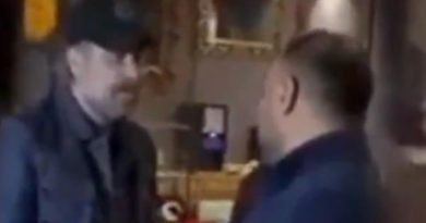 Başlık: Magazin Muhabiri Nejat İşler'e Kafa Attı Mekan Çıkışı Muhabirinin