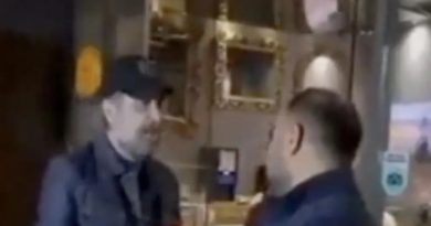 Magazin Muhabiri Nejat İşler'e Kafa Atıldı Sosyal medyada yayınlanan görüntülerde,