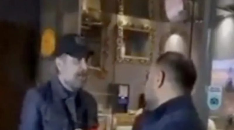 Magazin Muhabiri Nejat İşler'e Kafa Atıldı Sosyal medyada yayınlanan görüntülerde,