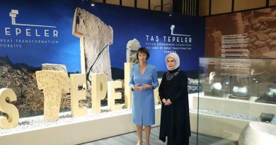 Here is the rewritten content in Turkish: Başlık: Emine Erdoğan,