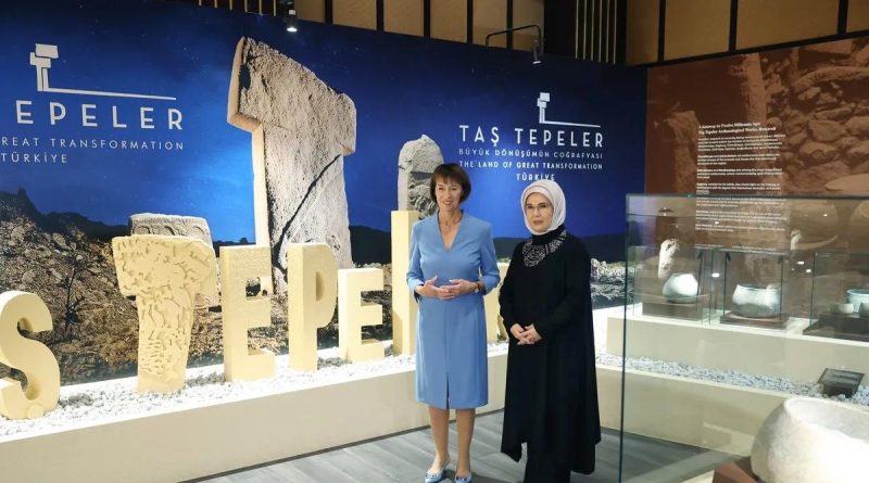 Here is the rewritten content in Turkish: Başlık: Emine Erdoğan,