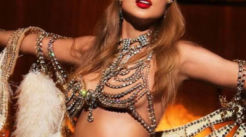 Başlık: Taylor Swift'in Albümü İlk Günden Rekor Kırdı İçerik: Taylor