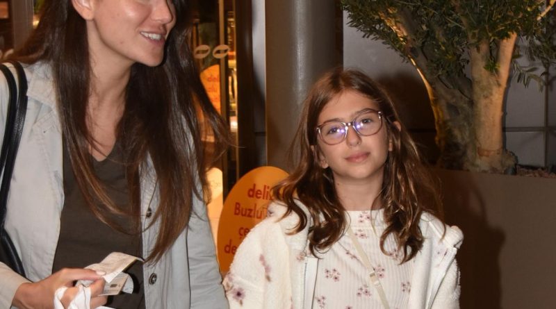 Başlık: Ece Binay, Kızıyla Gezintiye Çıkıldı Ece Binay ve Kızı