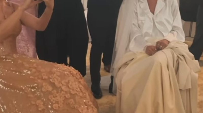 Selena Gomez ve Taylor Swift'in Düğün Hazırlığı Fotoğrafları Yayınlandı Selena