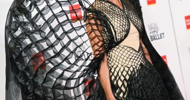 Başlık: Sarah Jessica Parker, Moda Dünyasına Kanatlı Kıyafetiyle Dikkat Çekti