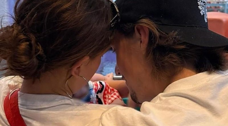 Here is the rewritten text in Turkish: Başlık: Millie Bobby