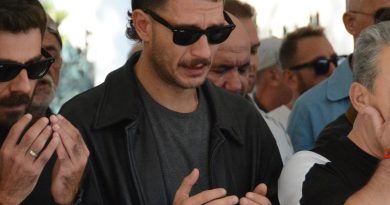 Babaannesini Son Yolculuğuna Uğurladı U