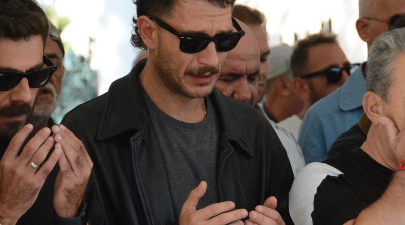 Babaannesini Son Yolculuğuna Uğurladı U