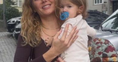 Burcu Biricik, Kızı Luna Yetkin ile Etiler'de Görüntülendi Burcu Biricik</strong