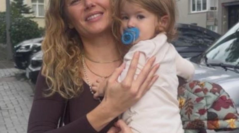 Burcu Biricik, Kızı Luna Yetkin ile Etiler'de Görüntülendi Burcu Biricik</strong