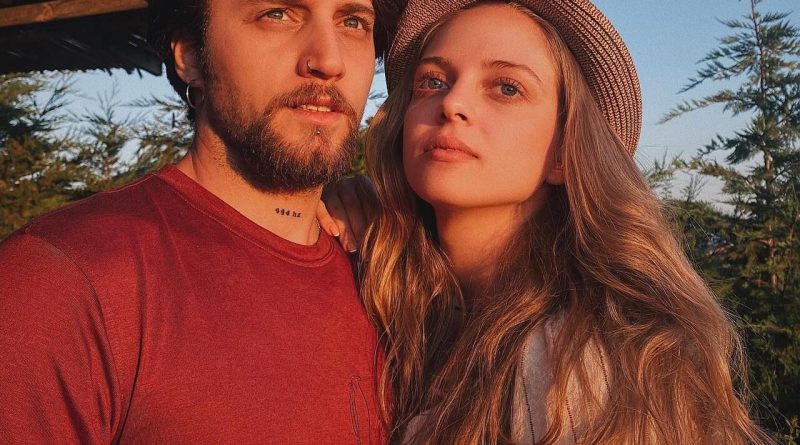 Here is the rewritten text in Turkish: Başlık: İpek Filiz