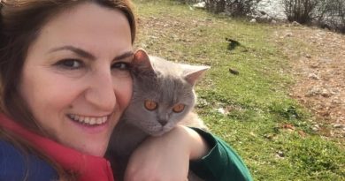 Here is the rewritten text in Turkish: Başlık: Kedisi sayesinde