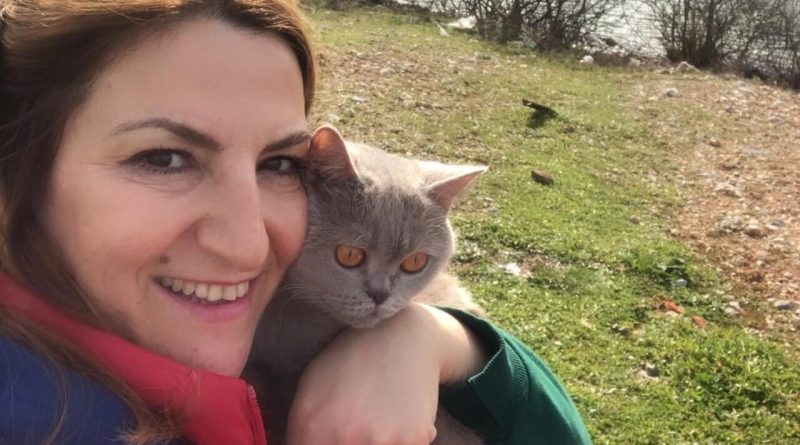 Here is the rewritten text in Turkish: Başlık: Kedisi sayesinde