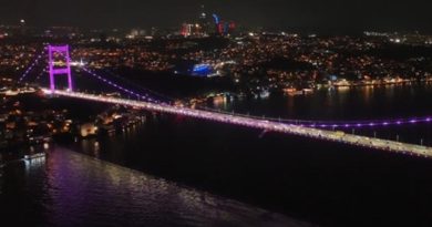 İstanbul'daki İki Köprü Meme Kanseri Farkındalığı için Pembe Renkle Aydınlatıldı
