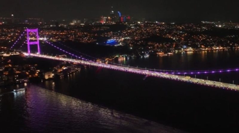 İstanbul'daki İki Köprü Meme Kanseri Farkındalığı için Pembe Renkle Aydınlatıldı