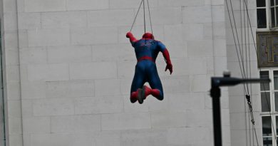 Here is the rewritten content in Turkish: Başlık: Tom Holland,