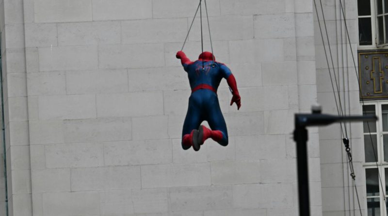 Here is the rewritten content in Turkish: Başlık: Tom Holland,