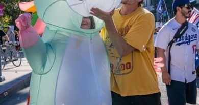 Başlık: Pedro Pascal, Krallara Hayır Protestosuna Katıldı Pedro Pascal, ABD'de