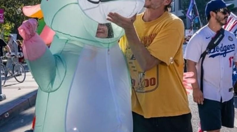 Başlık: Pedro Pascal, Krallara Hayır Protestosuna Katıldı Pedro Pascal, ABD'de