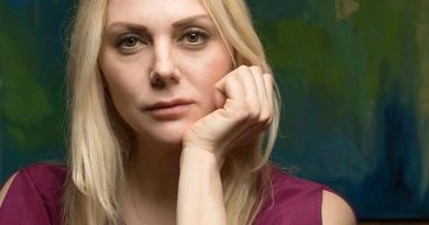 Kızlık Soyadın Daha Uygun Kayahan'ın vefat etmeden önceki eşi İpek