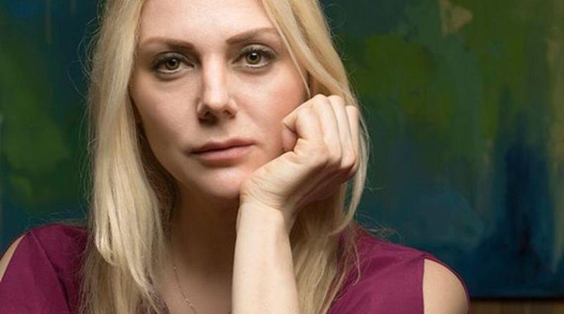 Kızlık Soyadın Daha Uygun Kayahan'ın vefat etmeden önceki eşi İpek