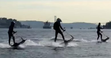 Çağla Şıkel ve Oğulları Boğaz'da Sörf Yaptı Ünlü Sunucu Çağla