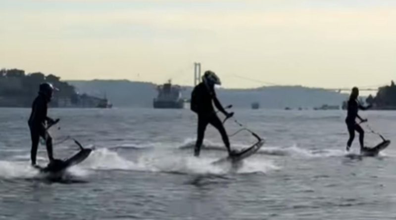 Çağla Şıkel ve Oğulları Boğaz'da Sörf Yaptı Ünlü Sunucu Çağla