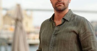 Başlık: Çağlar Ertuğrul'un Bornozlu Fotoğraf Açıklaması Ünlü Oyuncunun Sosyal Medya