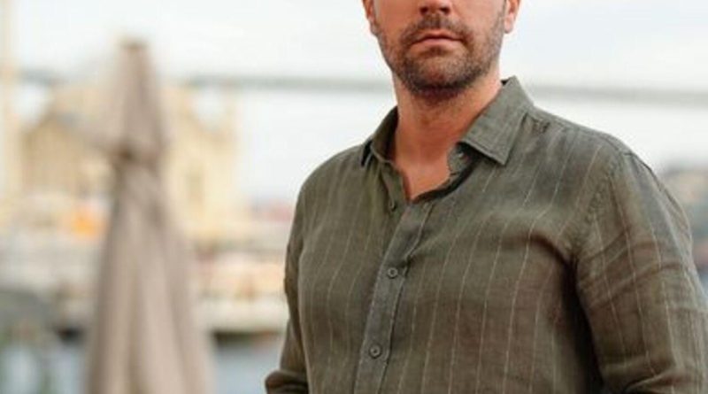 Başlık: Çağlar Ertuğrul'un Bornozlu Fotoğraf Açıklaması Ünlü Oyuncunun Sosyal Medya